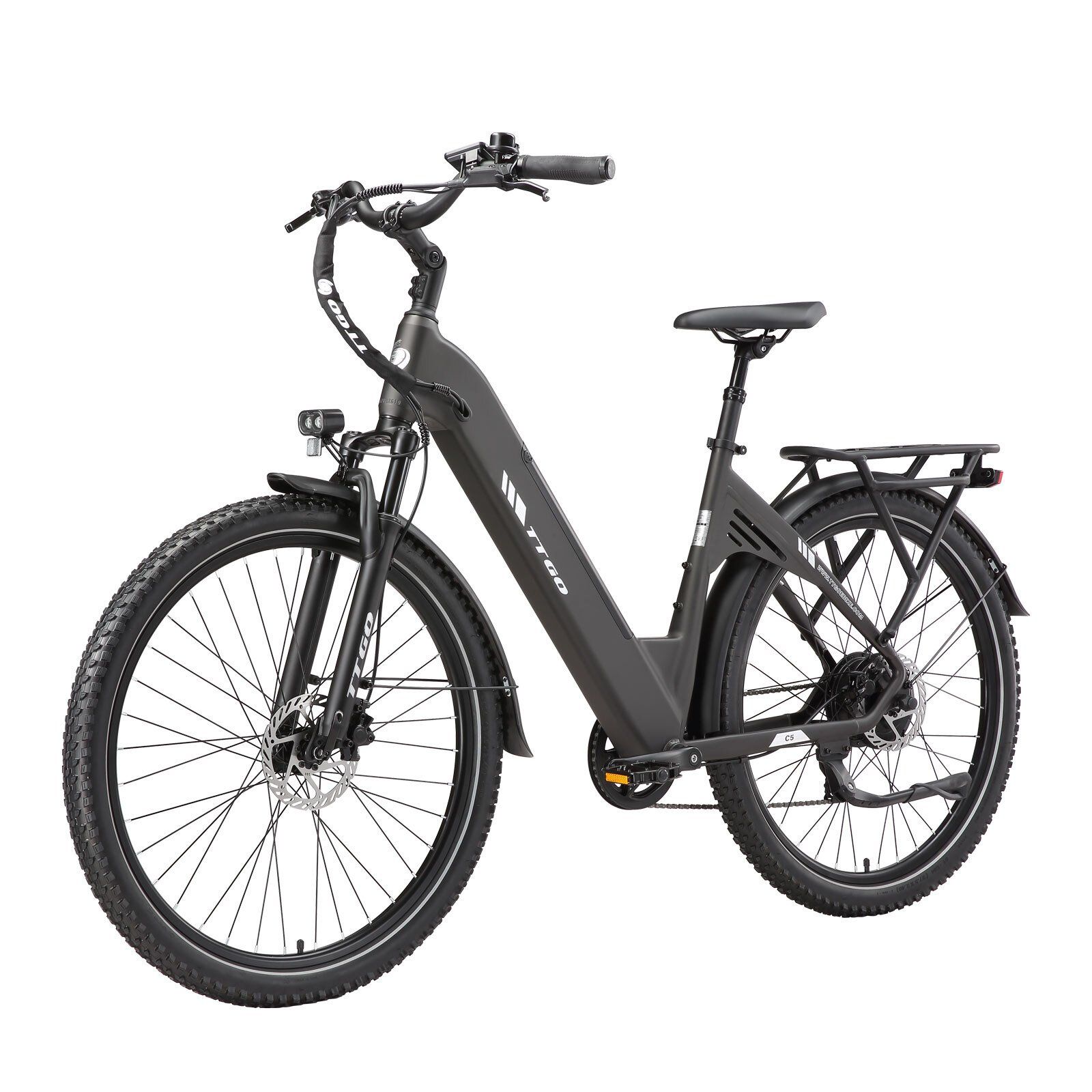 Vélo électrique gris foncé avec pneus 27,5". Porte-bagages, garde-boue, phare et logo TTGO.