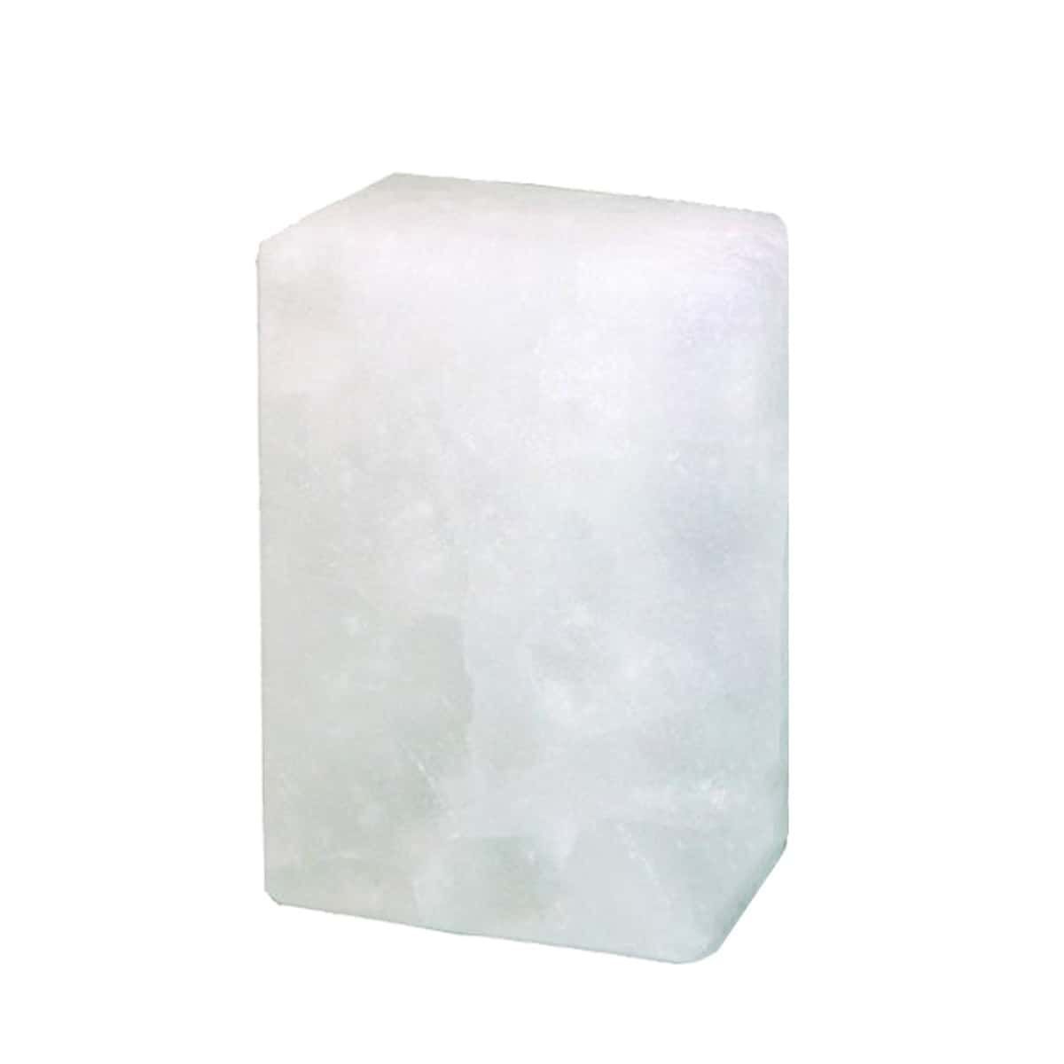 Rechthoekige witte aluinsteen. Ongelijke oppervlakte. Vrijstaand op witte achtergrond.