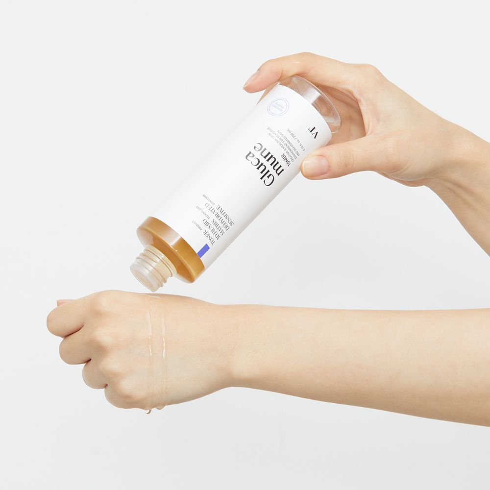 Handen houden een fles vast. Vloeistof wordt op de handpalm gegoten. Opschrift: Glucamune.