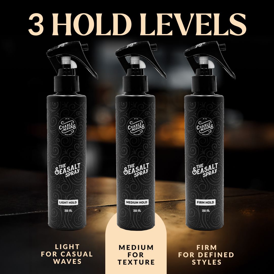 Trois flacons pulvérisateurs "The Seasalt Spray" avec inscriptions "Light Hold", "Medium Hold" et "Firm Hold".