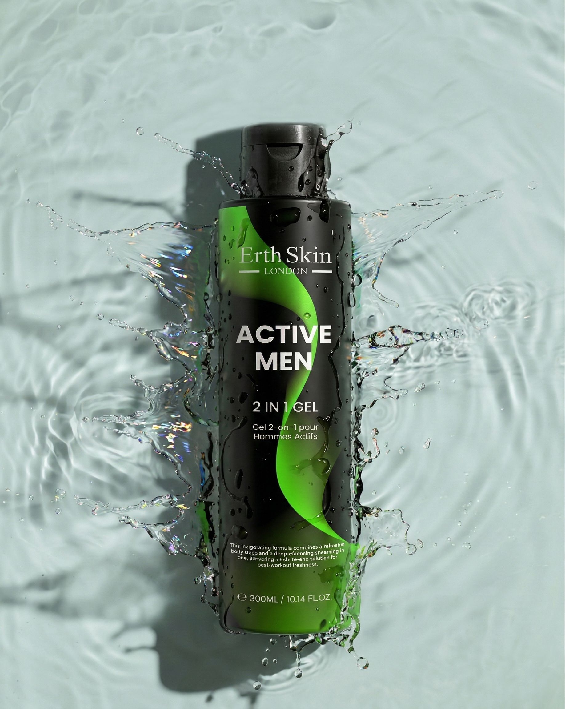 Erth Skin London Aktiv Männer 2 in 1 Gel fles, omringd door waterspetters.