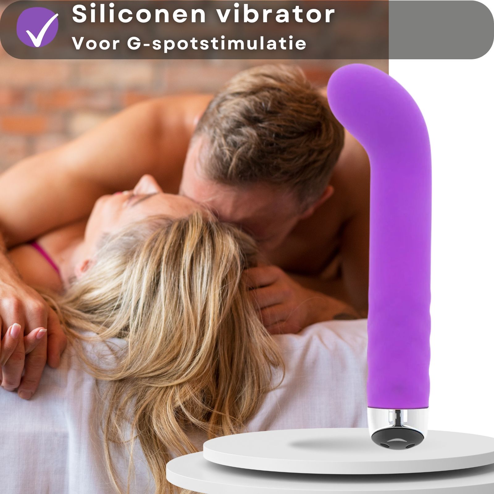 Paarse vibrator. Op wit platform. Paar op achtergrond. Tekst: siliconen, G-spot stimulatie.