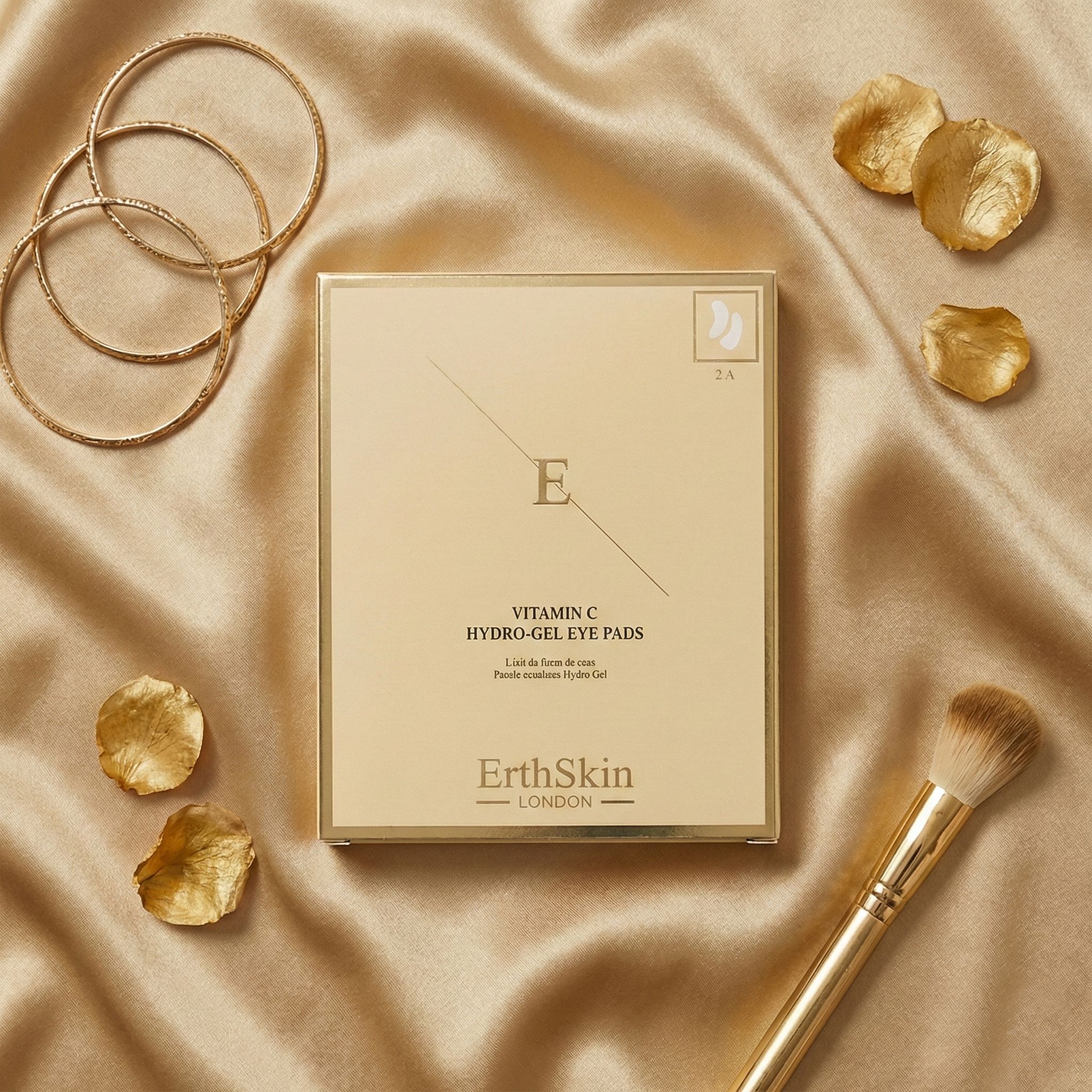 Verpakking van ErthSkin London Vitamine C Hydrogel Oogpads op satijnen ondergrond.