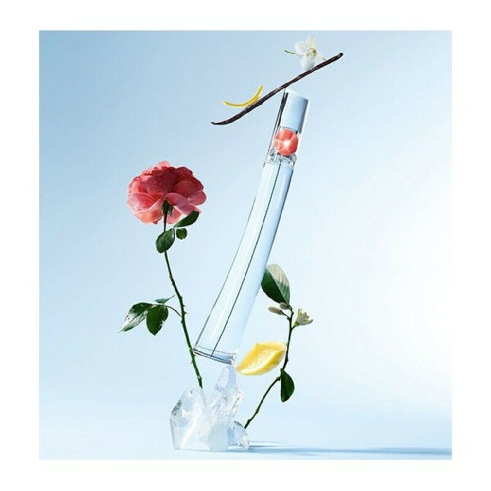 Flacon transparent avec fleur rouge, entouré de fleurs, citron, vanille et glace. Sur fond bleu.