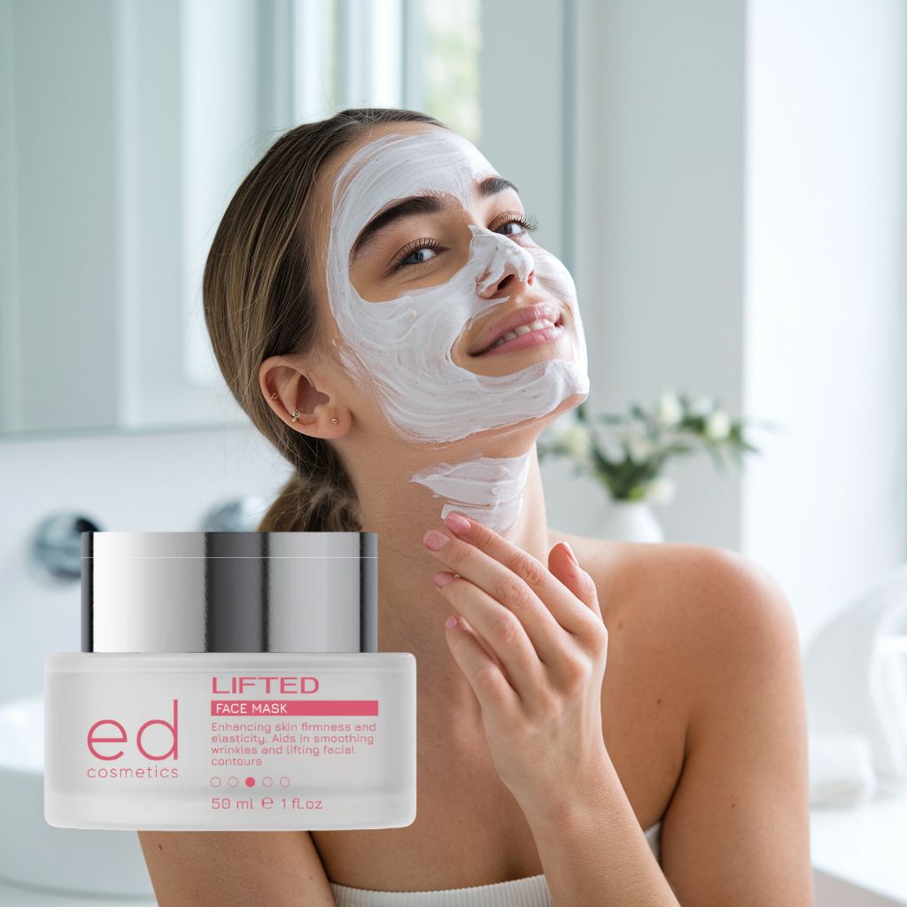 Femme avec masque facial. En arrière-plan : pot de crème avec couvercle argenté. Inscription : "LIFTED FACE MASK" et "ed cosmetics".