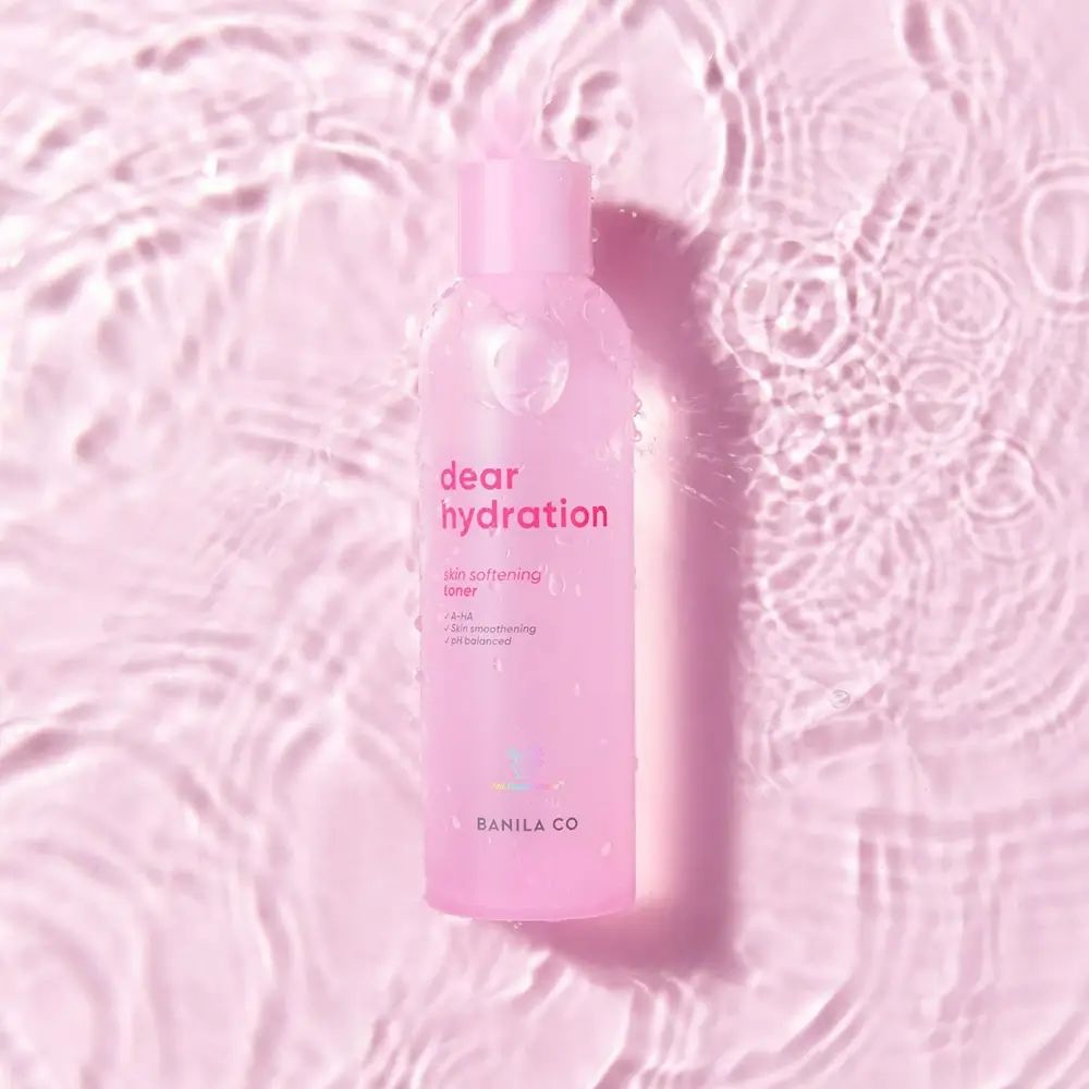 Roze fles in water. Opschrift: dear hydration, skin softening toner. Merk: BANILA CO.