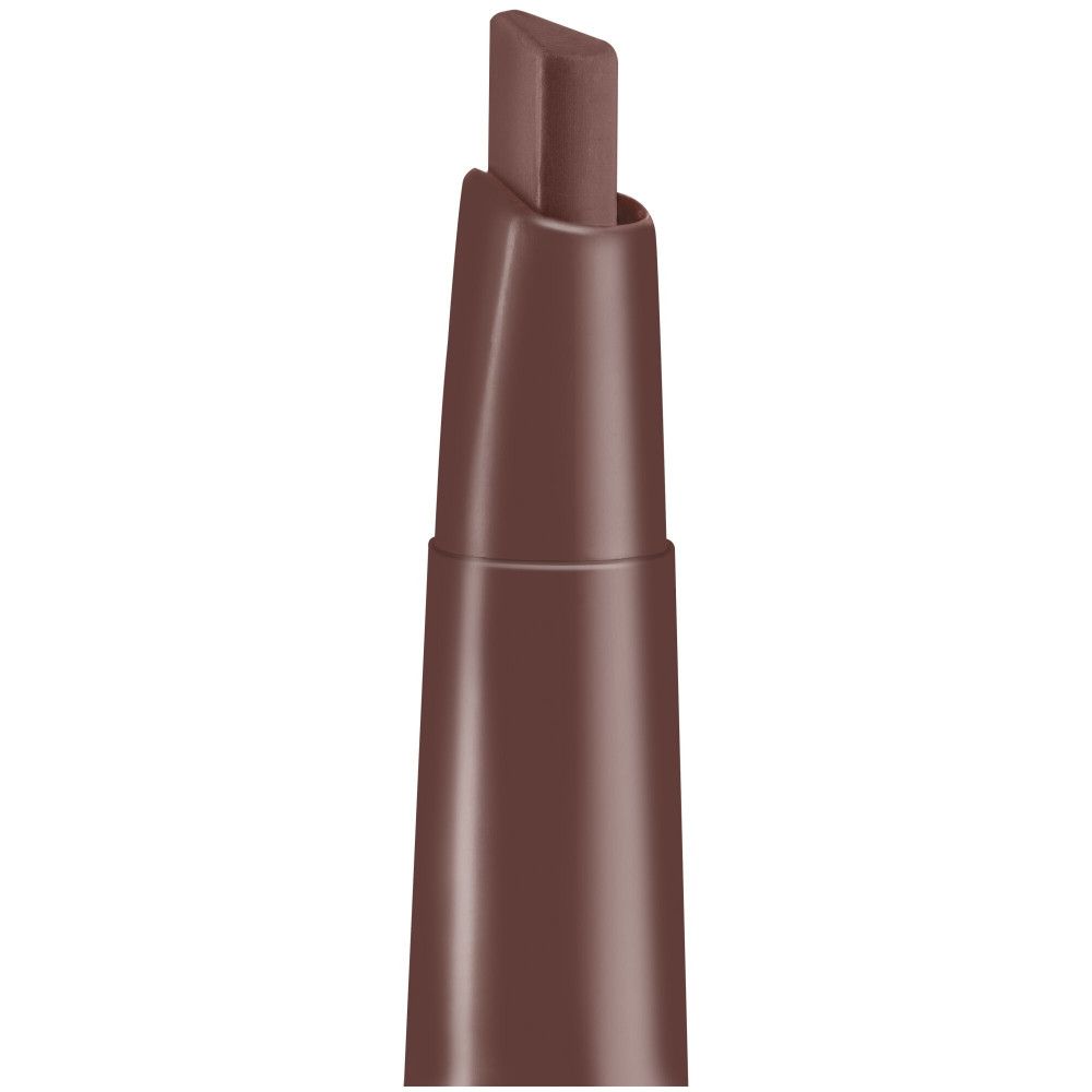 Gros plan de la mine marron d'un crayon à sourcils. La pointe est biseautée.