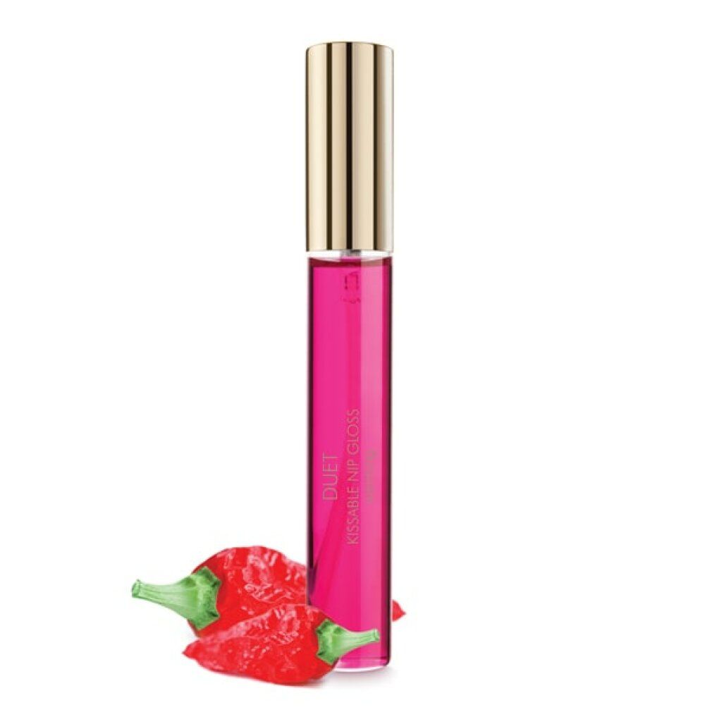Een roze vloeistof in een helder flesje met gouden dop. Rode pepers ernaast.