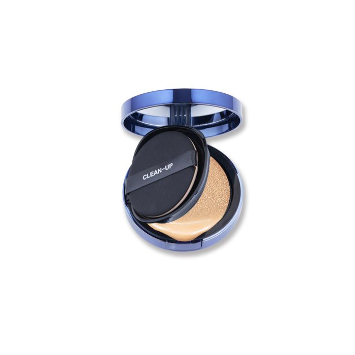 Boîtier cosmétique bleu ouvert avec éponge et produit teinté. Applicateur noir avec inscription "CLEAN-UP".