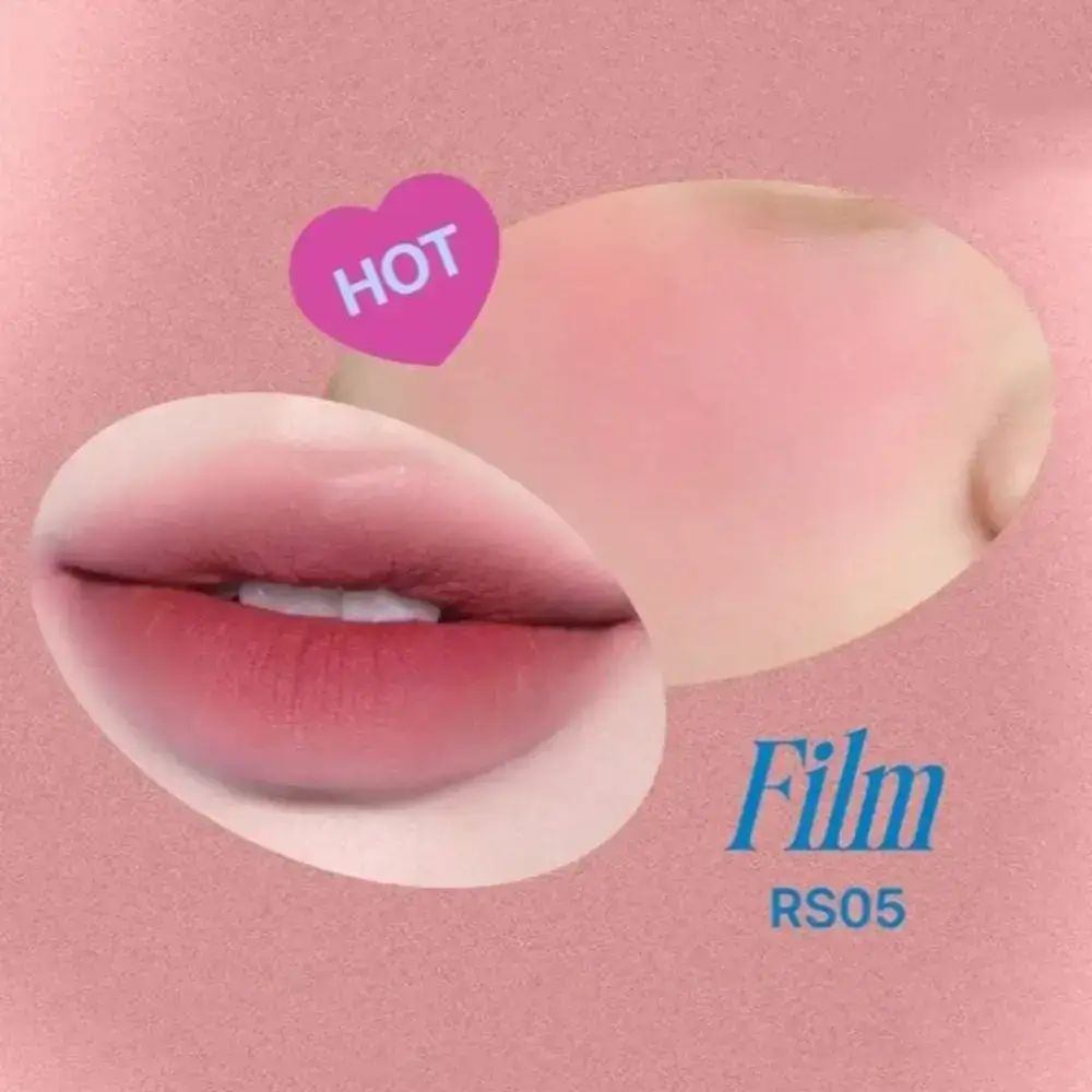 Lippen en wangen met RS05 Film-tekst. Een hart met HOT-tekst. Roze achtergrond. Roze lippen en wangen.