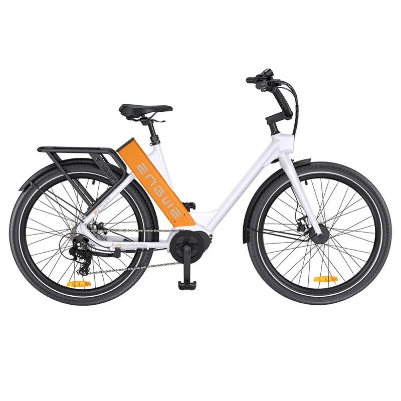 Witte elektrische fiets met zwarte bagagedrager en banden. Oranje accu met ENGWE-logo. Zwart zadel.