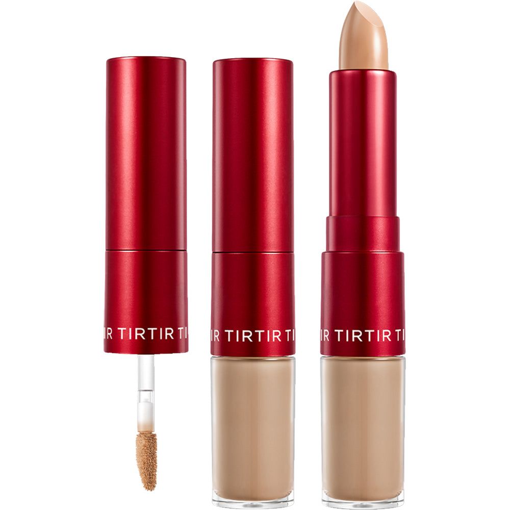 Deux bâtons de correcteur. Récipient rouge avec nom du produit. Un bâton avec applicateur, un avec embout correcteur.