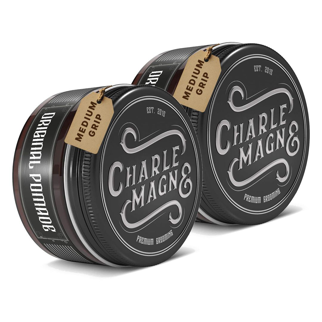 Drie blikken met "CHARLE MAGNE" en "MATTE POMADE" etiketten, "STERKE GRIP" label.
