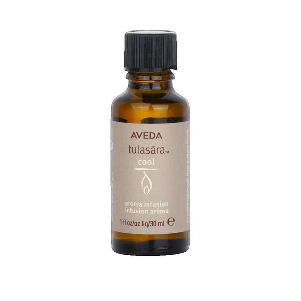 Bruine glazen fles met zwarte dop. Etiket met "AVEDA tulasara cool" en "aroma infusion". 30 ml.