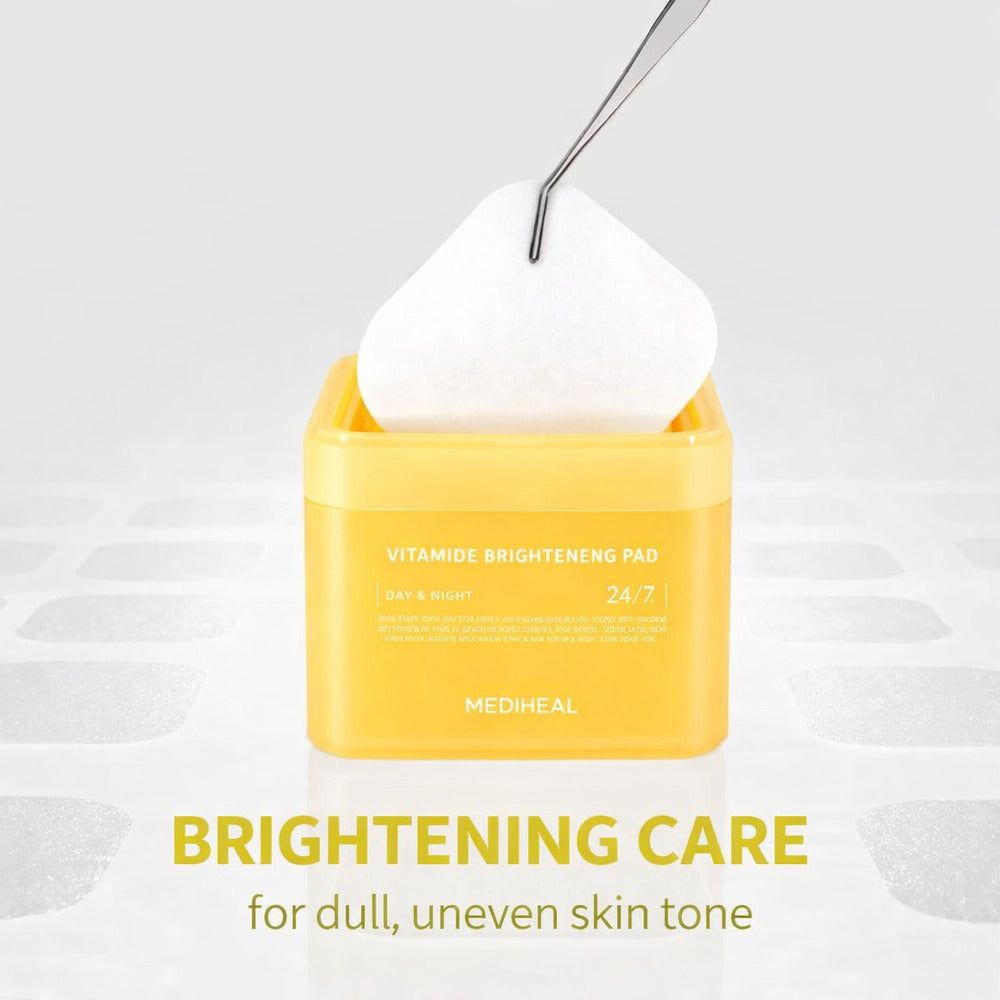 Mediheal Vitamide Brightening Pad dans un emballage jaune, un tampon est retiré avec une pince.