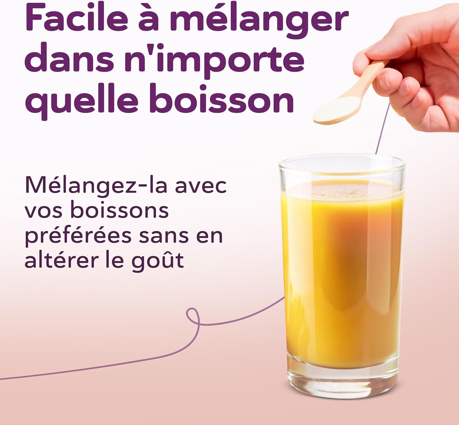 Une cuillère en bois avec une poudre blanche est tenue au-dessus d'un verre de boisson jaune.