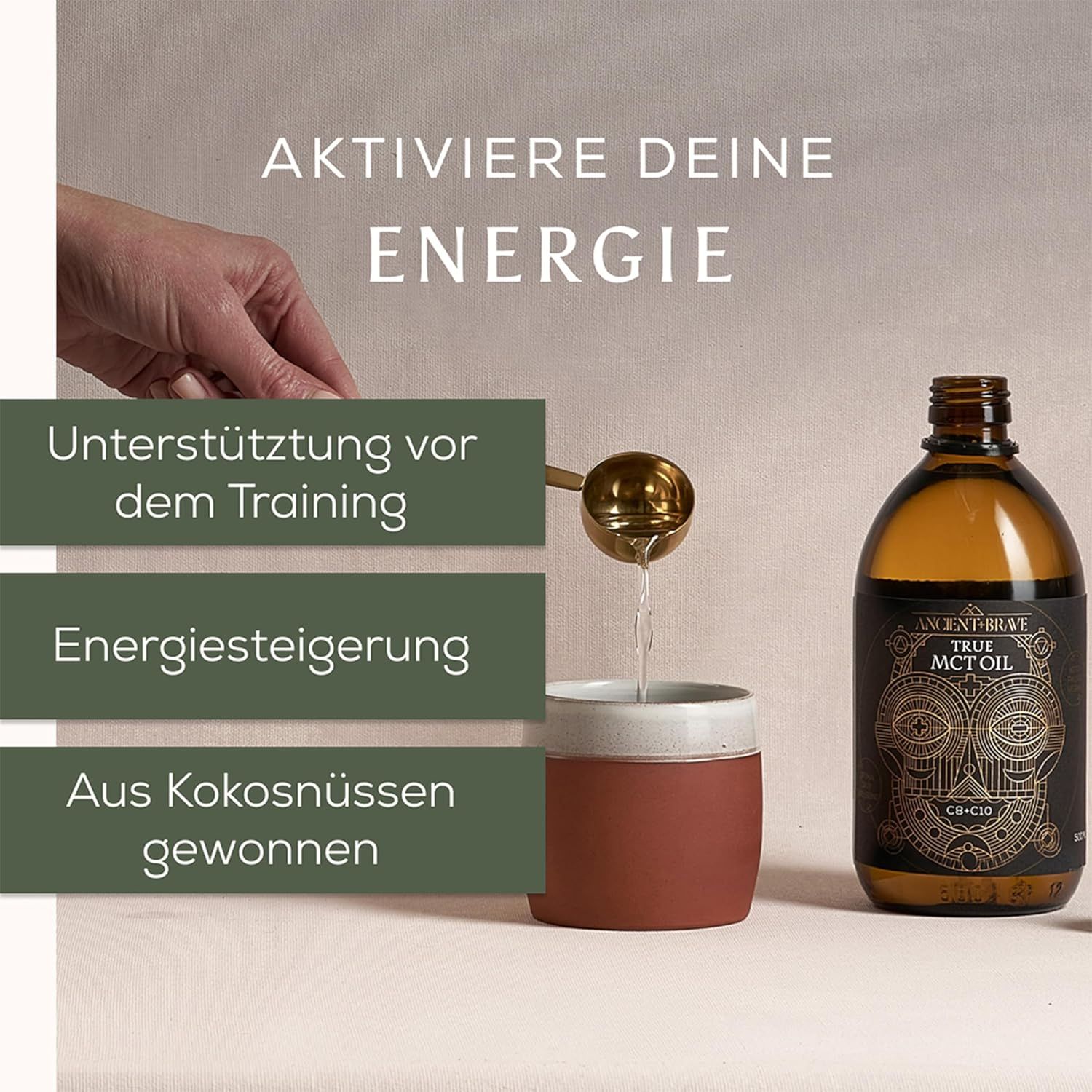 Une main verse du liquide dans une tasse à l'aide d'une cuillère dorée. Une bouteille d'huile MCT est à côté. Texte : 'AKTIVIERE DEINE ENERGIE'.
