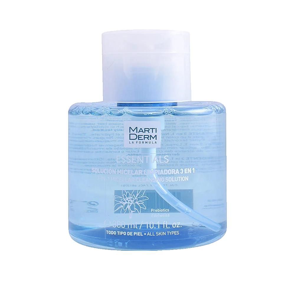 Blauwe transparante fles met witte dop. Opschrift: Marti Derm Essentials, Solución Micelar 3 en 1. Met pomp.