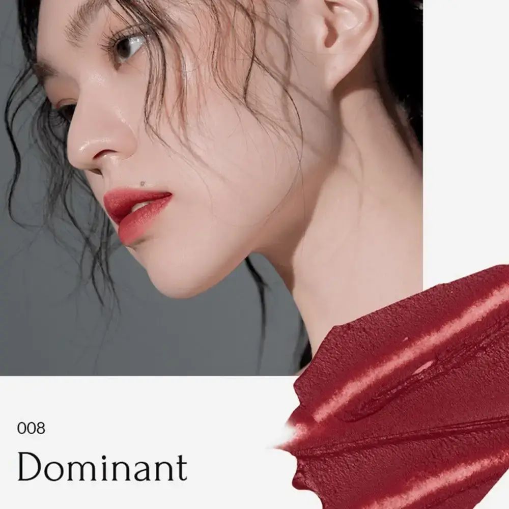 Vrouw met lippenstift. Tint 008 Dominant. Rode lippenstift op lippen en als kleurstaal. Tekst: Dominant.