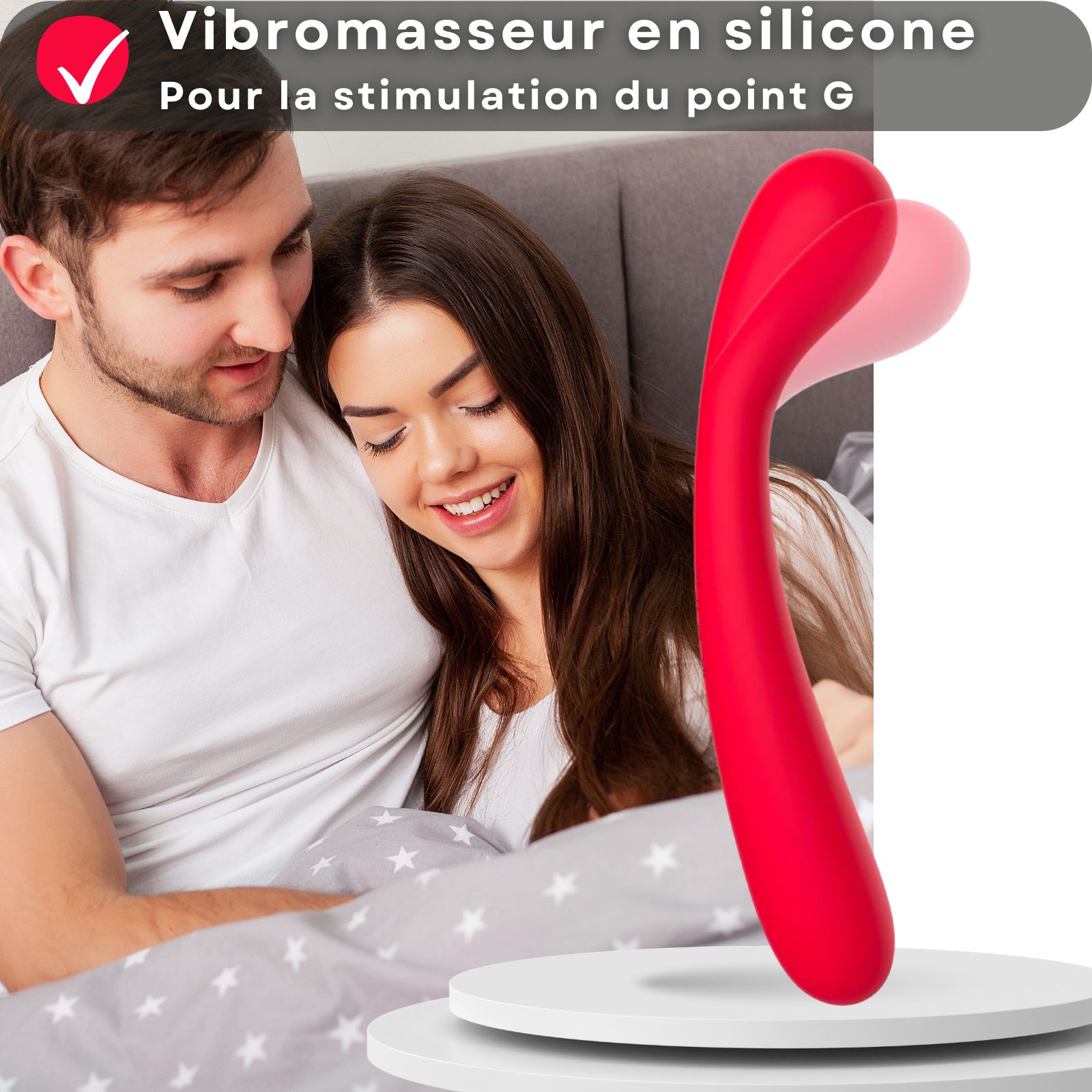 Vibrateur rouge et couple. Texte: Vibrateur en silicone, pour stimulation point G. Couple au lit.