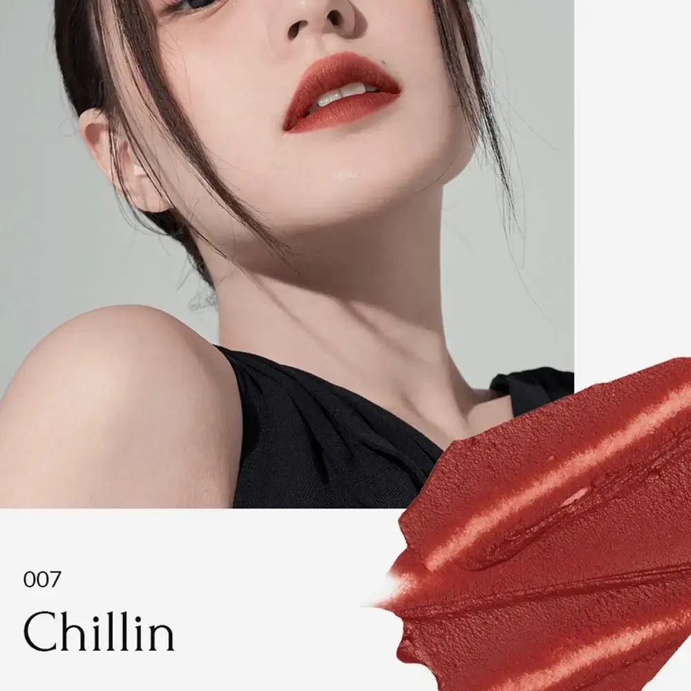 Lippen met liptint 007 Chillin. Tekst: 007 Chillin.