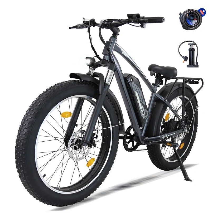 Vélo électrique noir avec pneus larges, porte-bagages et accessoires. Détails visibles : phare, garde-boue, pompe à air.