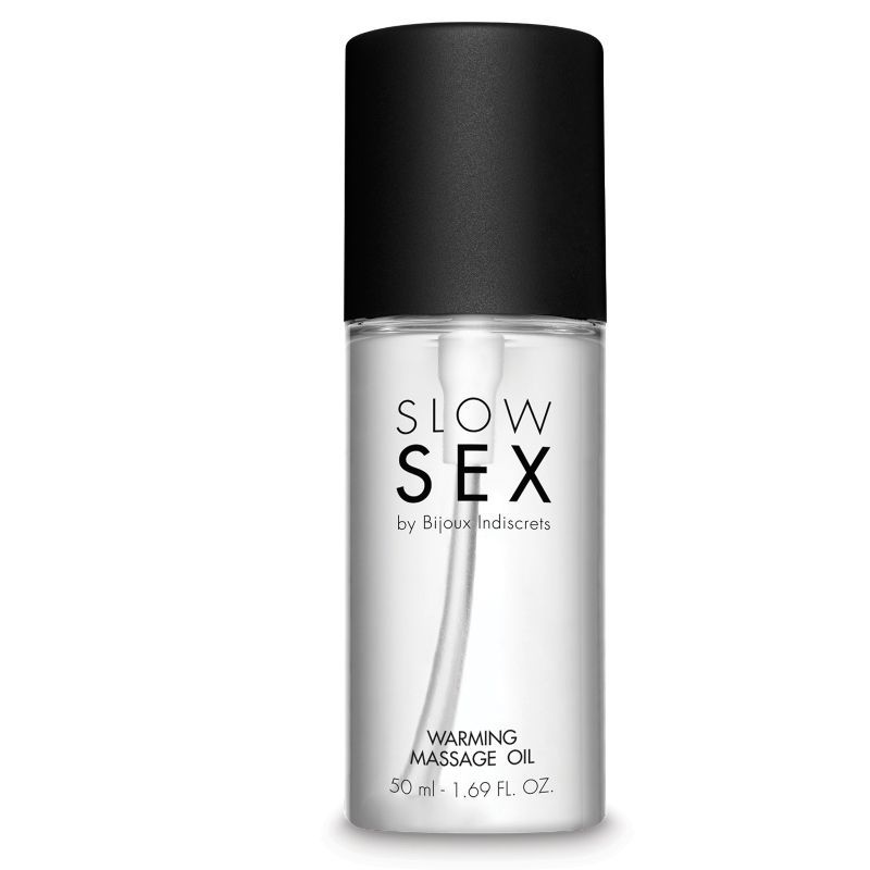 Flacon d'huile de massage transparente, bouchon noir. Inscription : SLOW SEX by Bijoux Indiscrets. Intitulé : Warming Massage Oil.