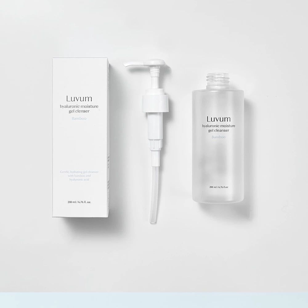 Productverpakking met fles en pomp. Op de verpakking en fles staat "Luvum Hyaluronic moisture gel cleanser".
