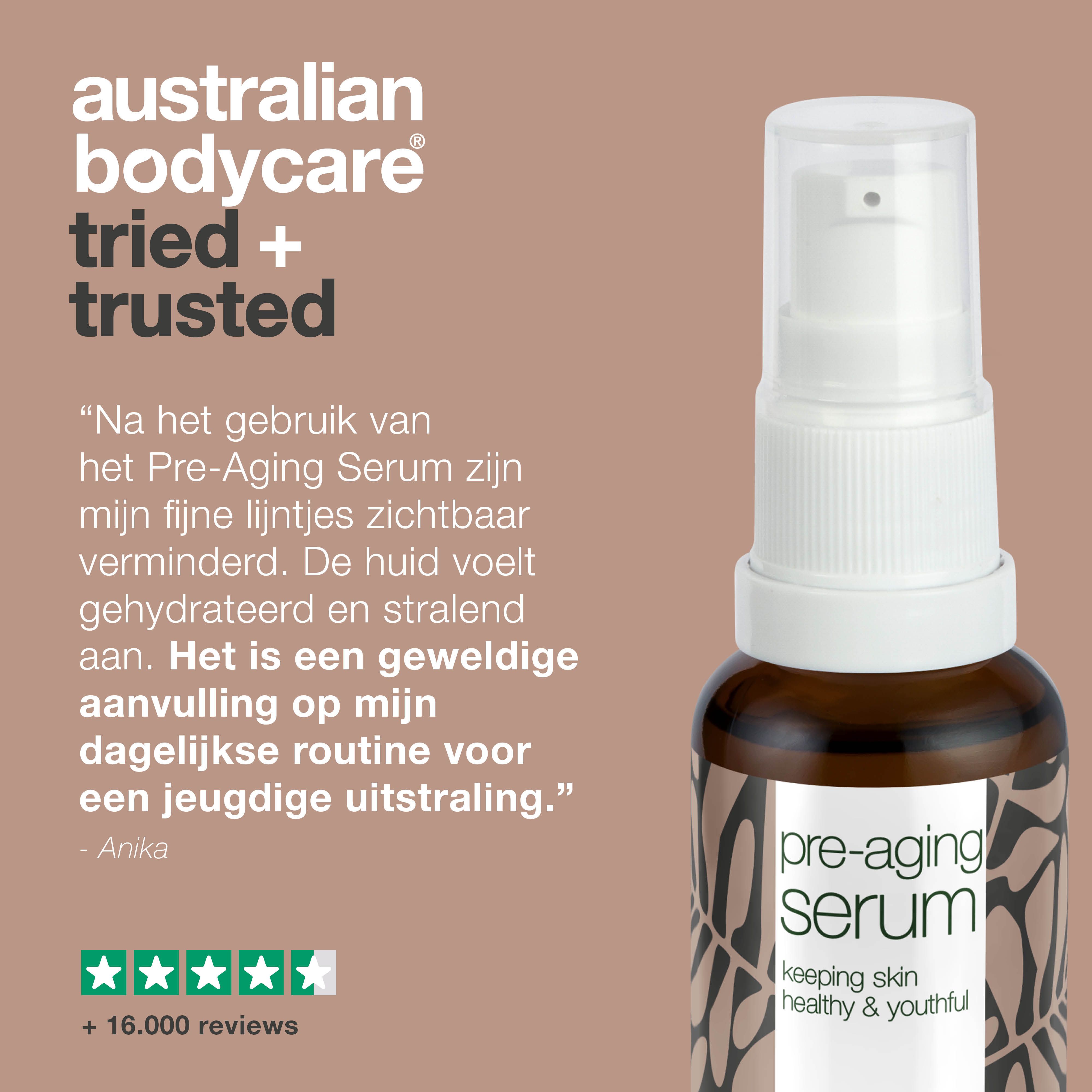 Flesje serum. Tekst: vermindert rimpels, hydrateert, trekt snel in, voor dagelijkse verzorging.