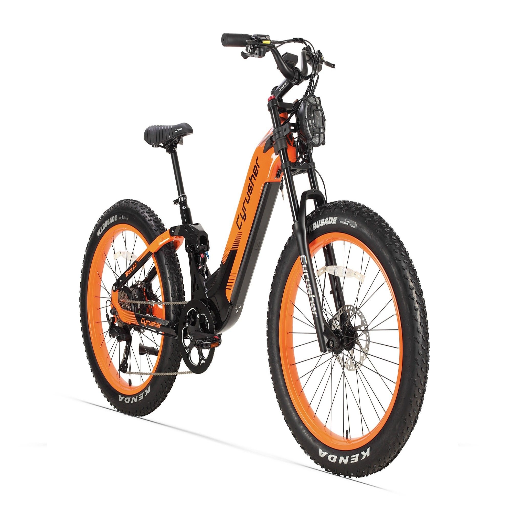 Oranje elektrische fiets met zwarte elementen. Brede banden, verende voorvork, koplamp. Merk CYRUSHER.