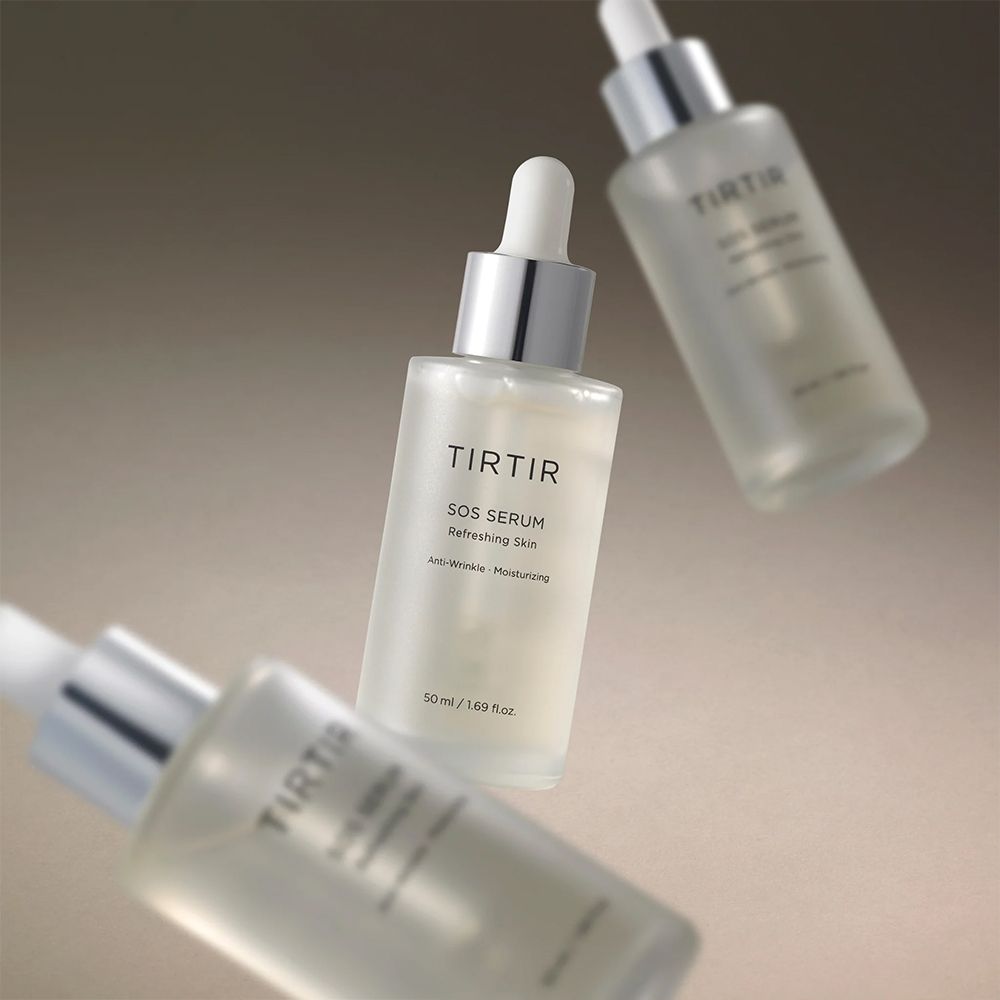 Trois bouteilles TIRTIR SOS Serum en composition flottante. 50ml / 1.69 fl.oz.