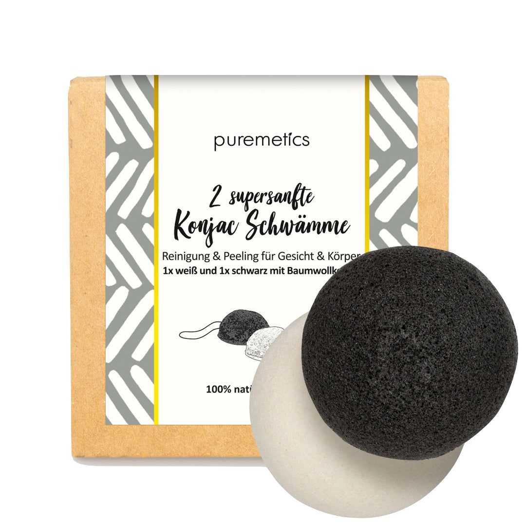 Deux éponges Konjac dans leur emballage. Une éponge blanche et une noire sont à côté de l'emballage. Le nom "puremetics" est visible.