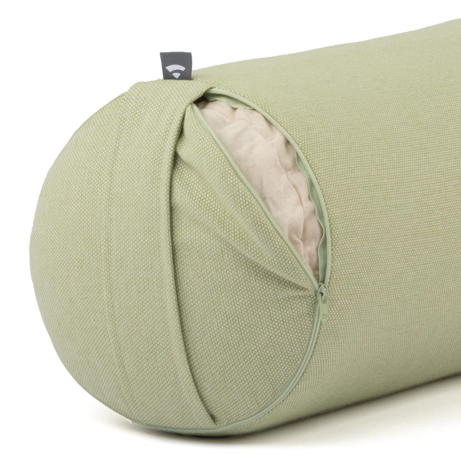 Lichtgroen yogabolster met rits aan één uiteinde. Binnenvoering zichtbaar. Klein label.
