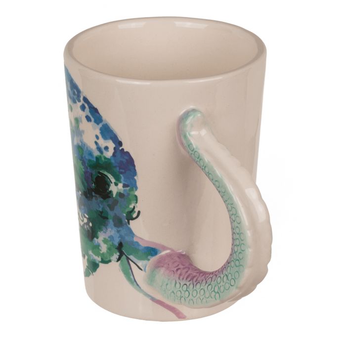 Beker, detail. Octopusontwerp. Handvat als tentakel. Kleuren: blauw, groen, roze. Keramiek.