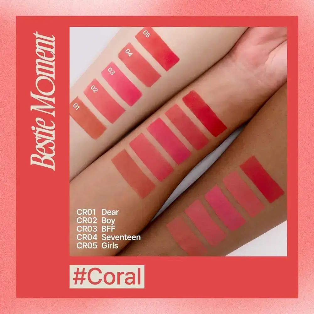 Armen met kleurstalen van lippenstiften. Opschrift: Bestie Moment. Kleuren: CR01 Dear, CR02 Boy, CR03 BFF, CR04 Seventeen, CR05 Girls. #Coral.