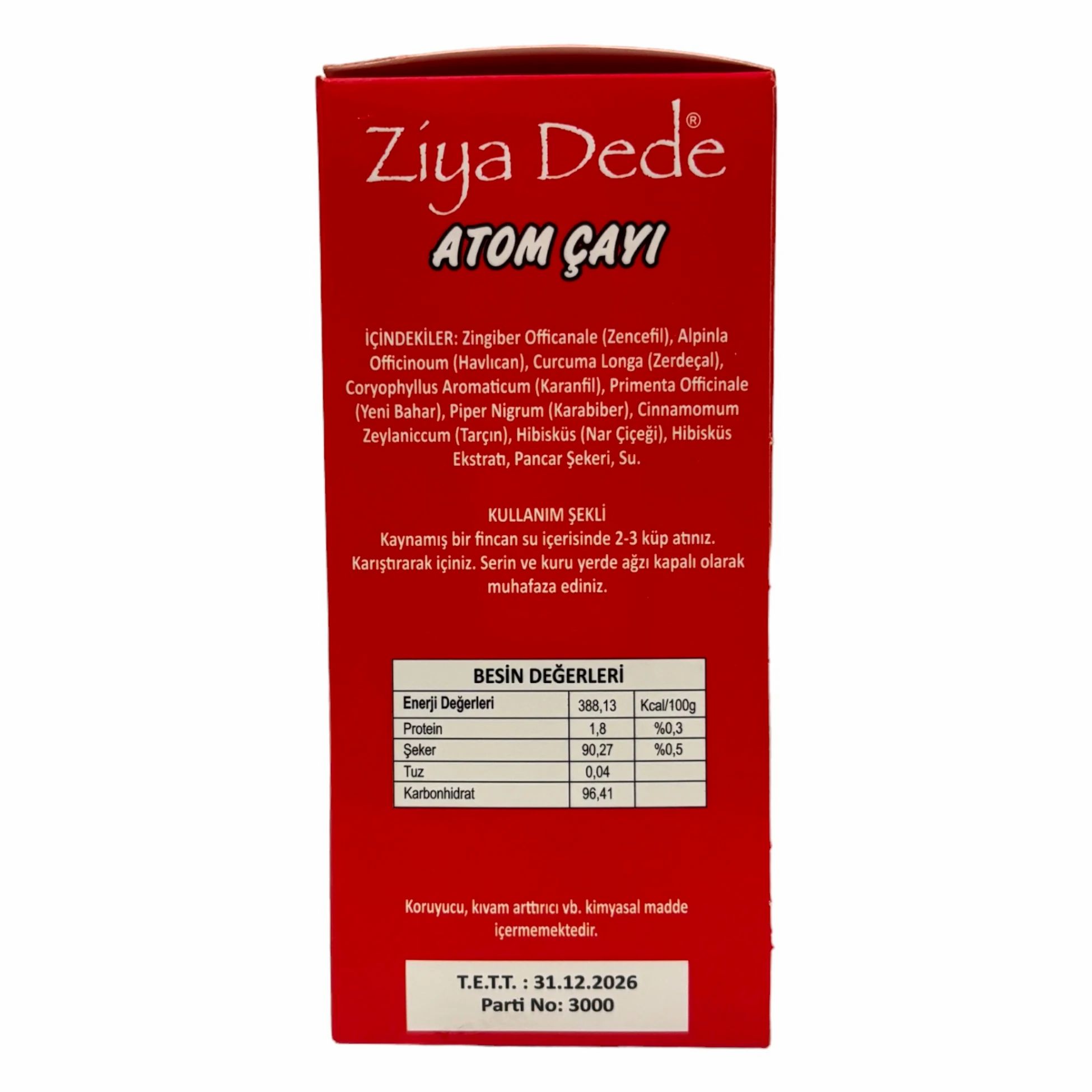 Boîte rouge avec texte. Liste des ingrédients, informations nutritionnelles et date de péremption. Texte : ATOM ÇAYI, Ziya Dede.