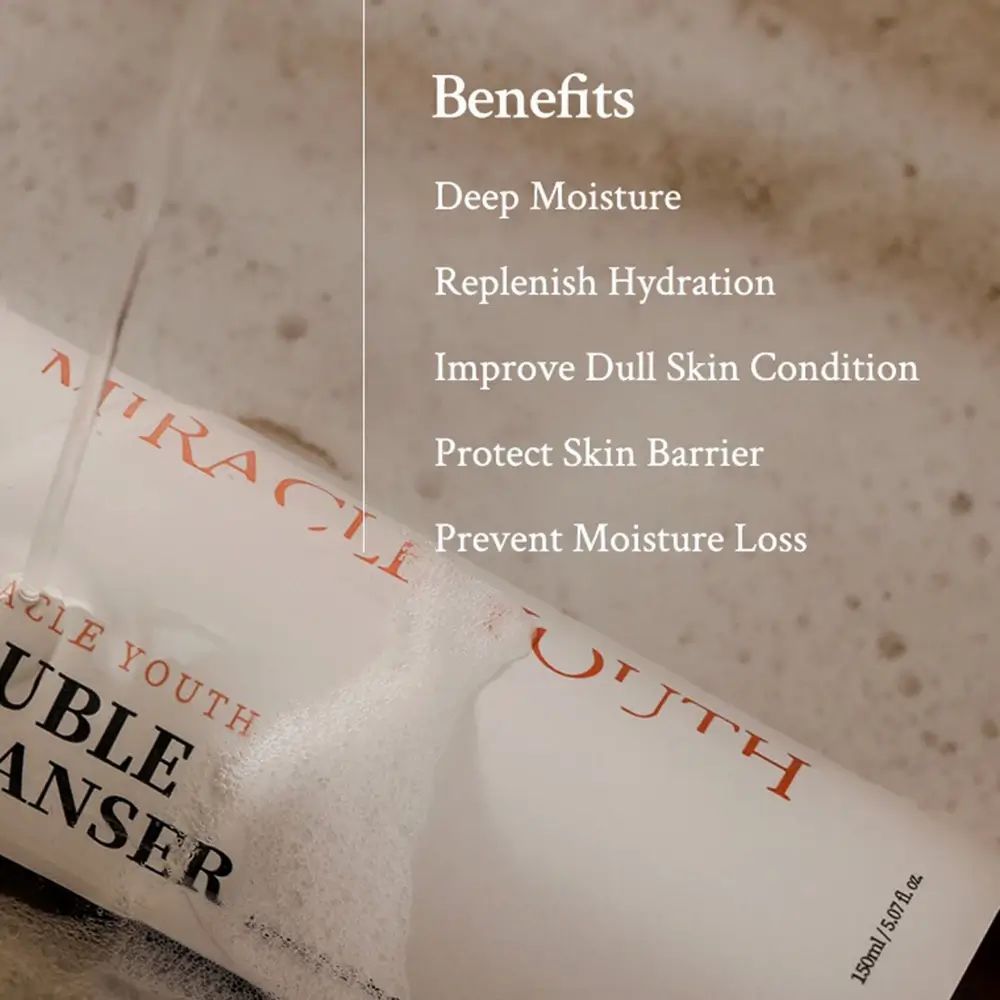 Close-up van het productlabel. Opschrift: MIRACLE YOUTH, DOUBLE CLEANSER. Tekst: Benefits, Deep Moisture, Replenish Hydration.