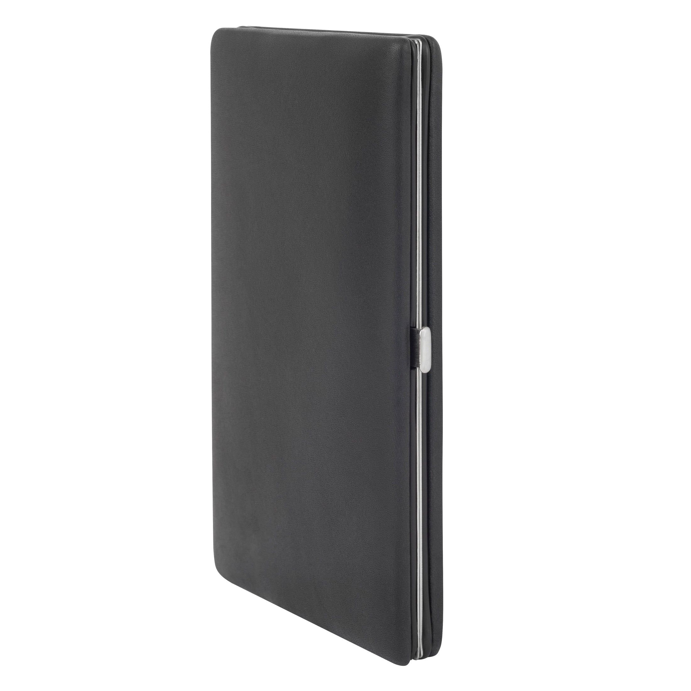 Étui noir fermé. Cadre et fermoir argentés. Fabriqué en cuir.