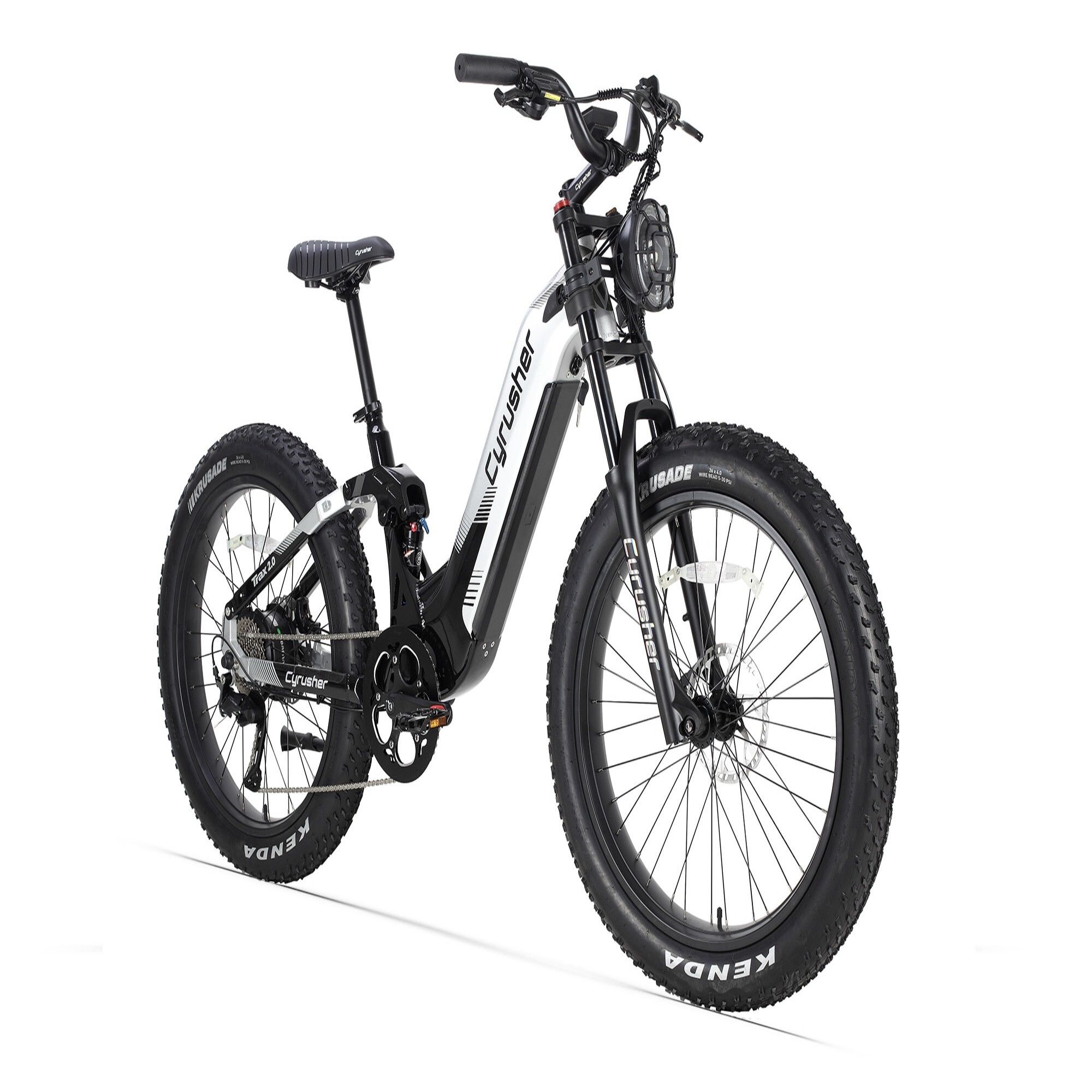 Vélo électrique CYRUSHER Trax 2.0, noir et argent, pneus larges, phare avant, marque visible.
