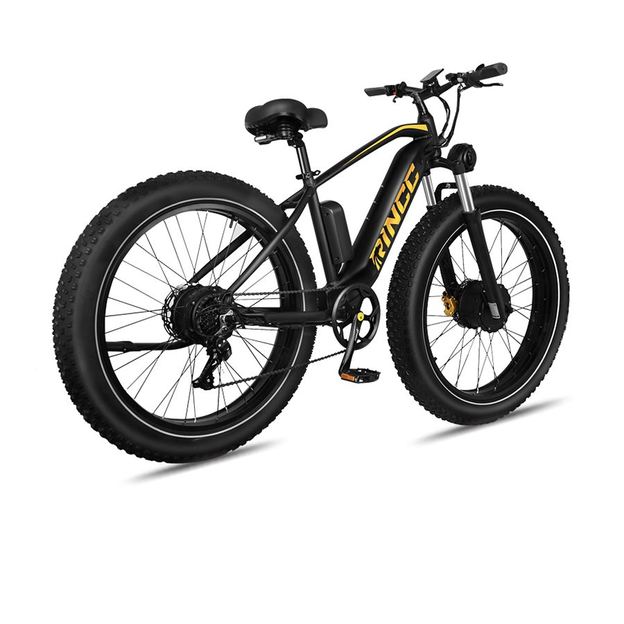 Zwarte elektrische mountainbike, zijaanzicht. Rincc-logo, dikke banden. Accu en versnellingen zichtbaar.