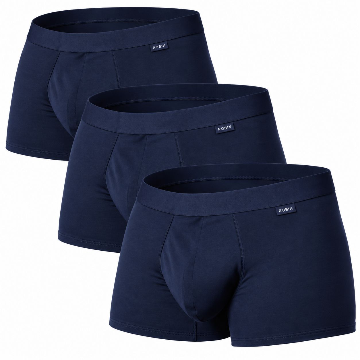 Drie donkerblauwe herenboxers in een verpakking, van voren getoond.