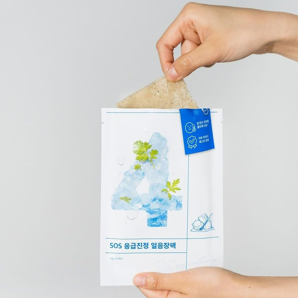 Handen houden een witte verpakking met het cijfer 4 van ijsblokjes en kruiden. Blauwe kaart met pictogrammen. Merk: numbuz:n.