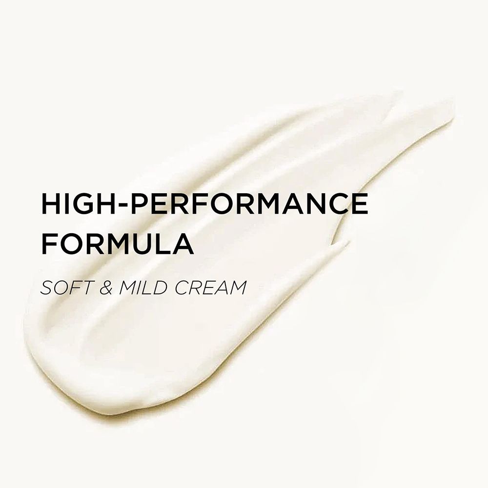 Crème étalée avec texte: HIGH-PERFORMANCE FORMULA, SOFT & MILD CREAM.