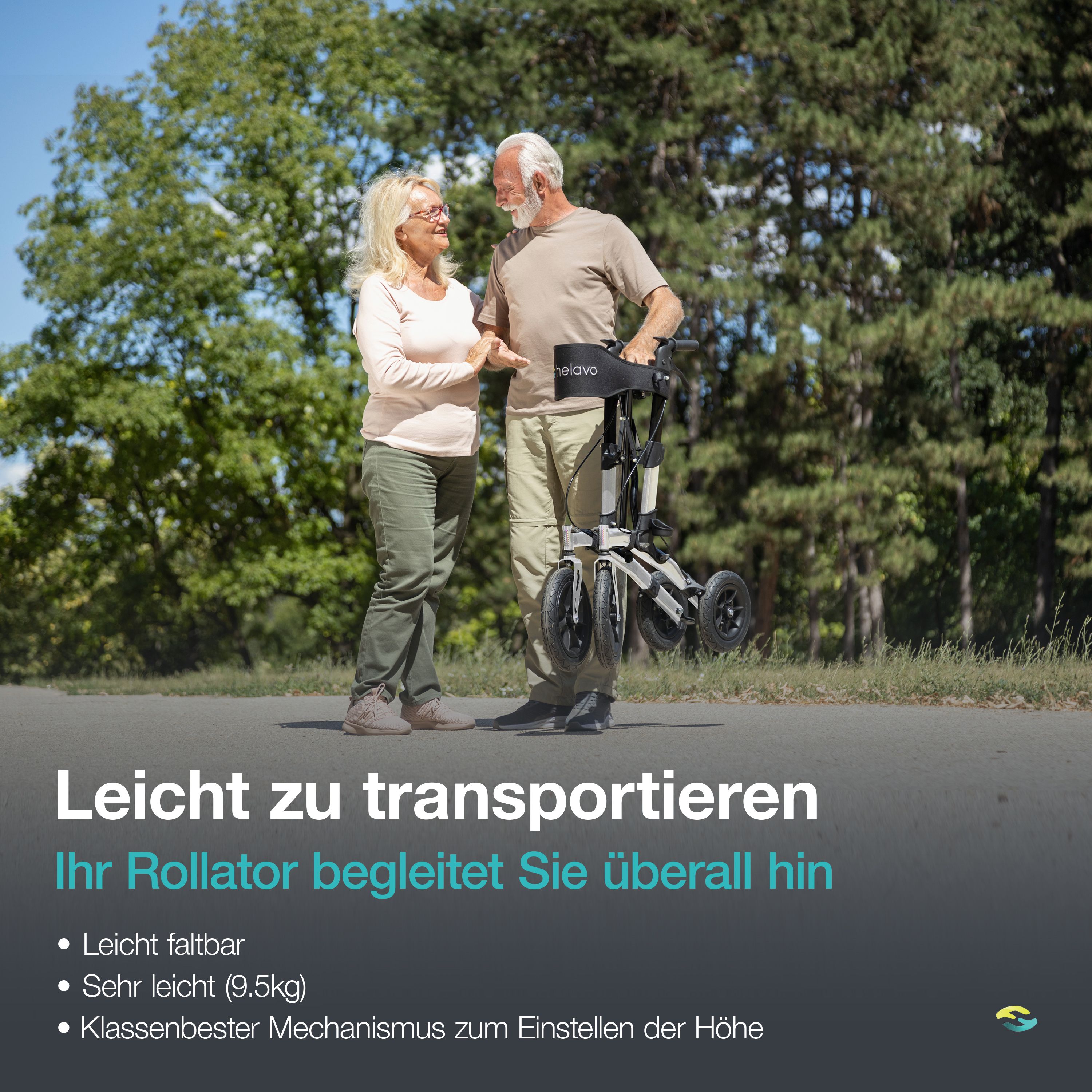 Rollator Helavo plié avec siège, tenu par un couple âgé en extérieur.