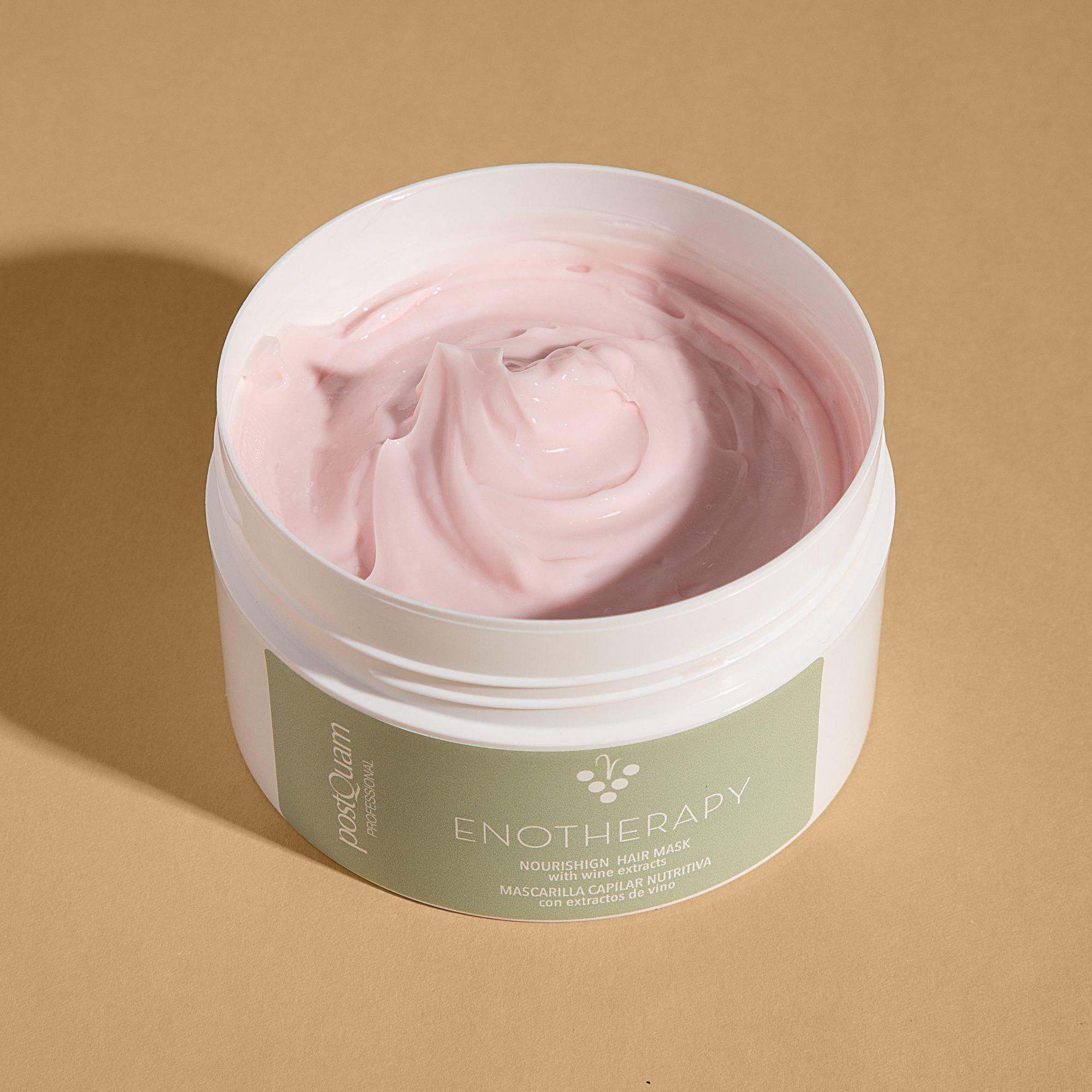 Pot blanc ouvert avec masque capillaire rose. Inscription : Postquam, Enotherapy, Nourishing Hair Mask.