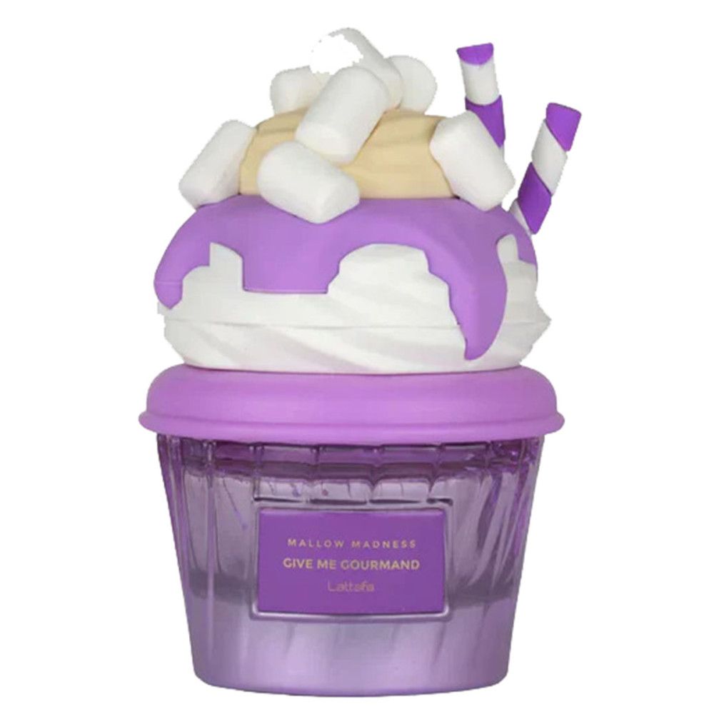 Flacon de parfum en forme de cupcake. Couvercle violet, garniture blanche avec sauce violette et guimauves. Deux bâtonnets rayés violets et blancs.