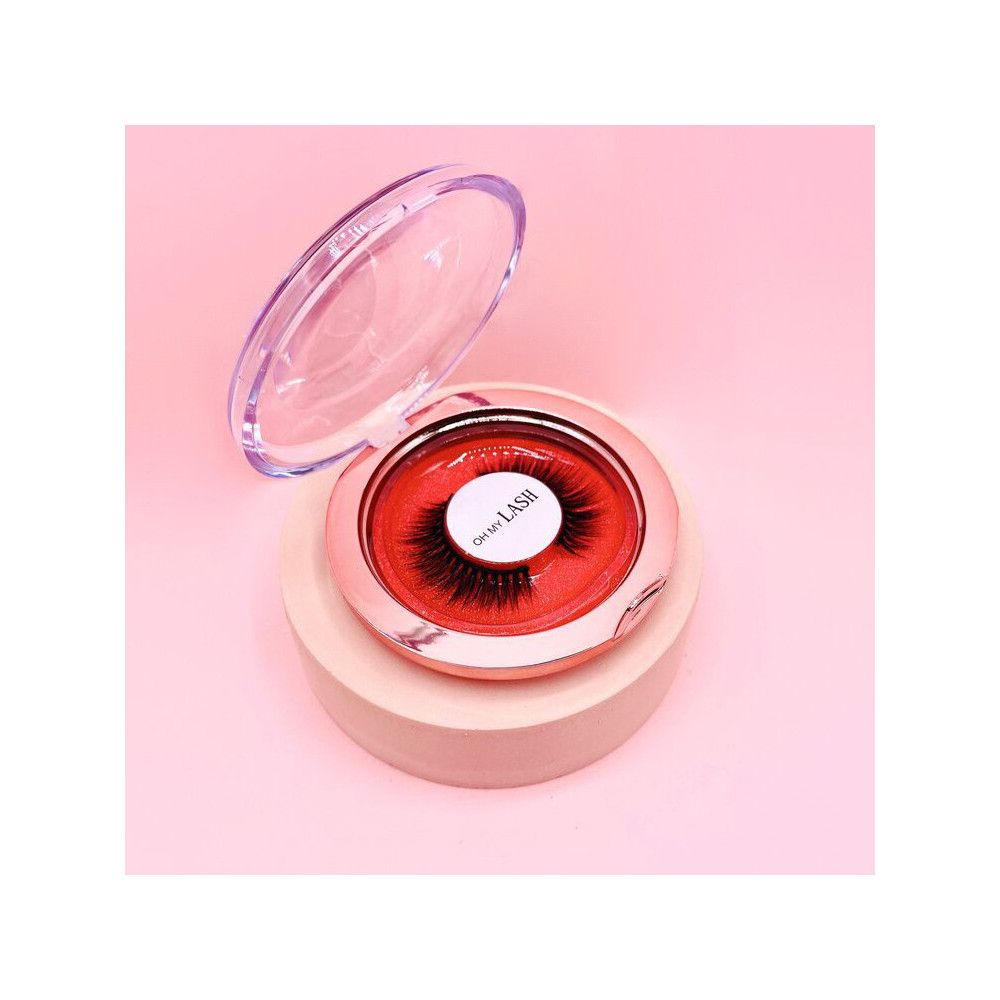Valse wimpers in roze ronde verpakking, deksel open. Op het etiket staat "OH MY LASH".