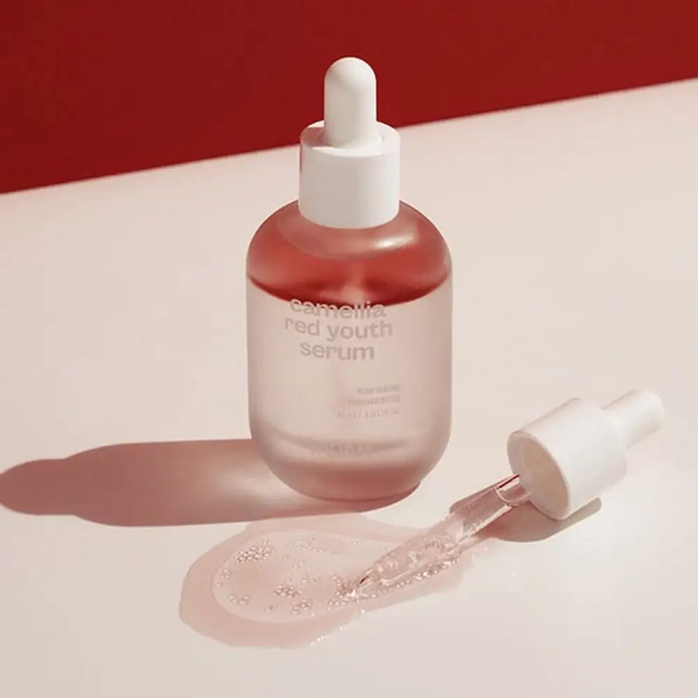Serumfles met pipet en serumdruppel. Opschrift: Camellia Red Youth Serum. Merk YADAH.