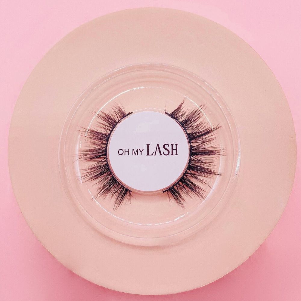 Valse wimpers op roze ondergrond. Sticker met "OH MY LASH".