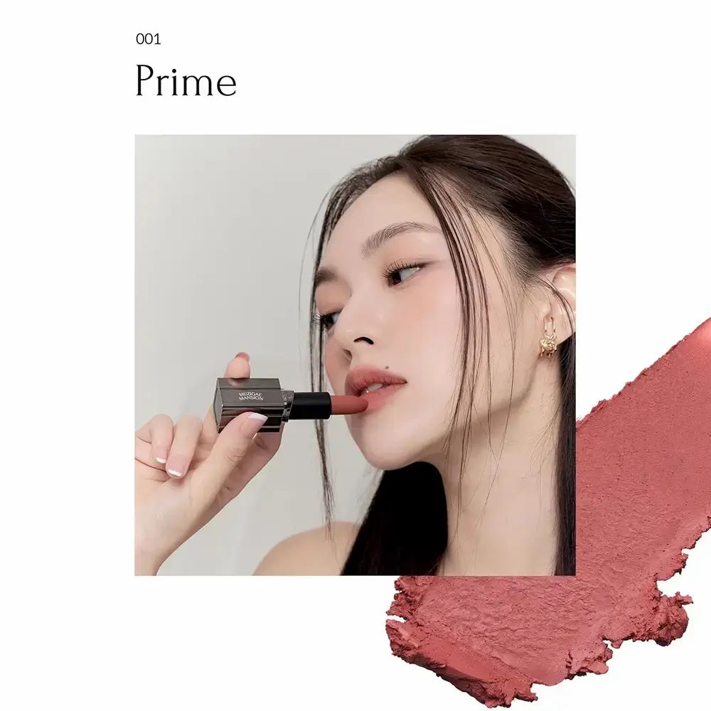 Vrouw brengt lipstick aan. Lipstick in de hand. Opschrift 001 Prime. Daarnaast een veeg kleur.